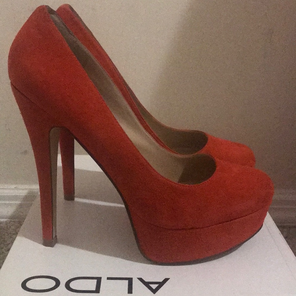 Suede Orange platform pumps